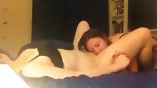 Дърпа красиво момиче ...