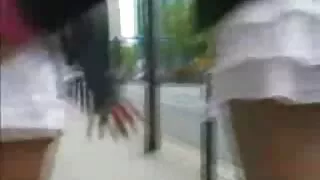 Опитва се да изчука  ...