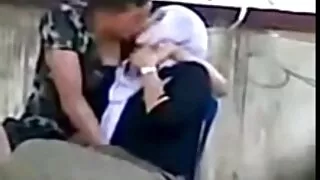Млада блондинка полу ...
