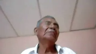 Мъж с татуировки кри ...