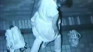 Настанява се удобно  ...