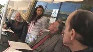 Момичето зарадва мъж ...