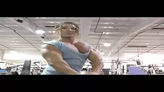 Брюнетката скочи на  ...