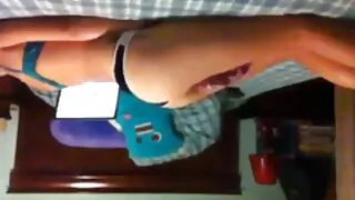 Момиче с голяма конс ...