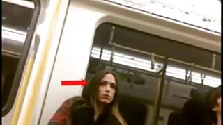 Младото момиче се от ...