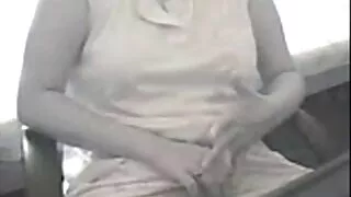 Очарователна млада у ...