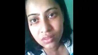 Младият мъж дръпва о ...