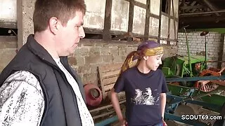 Тя отвори широко уст ...