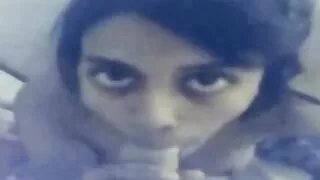 Брюнетка сваля сутие ...