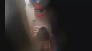 Момчето упорито чука ...
