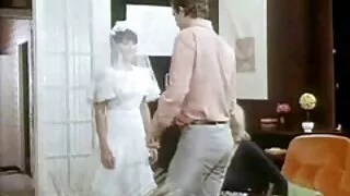 Жената коленичи и хв ...