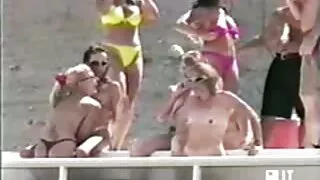 Брюнетката бавно зас ...