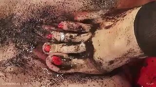 Момичето удря с устн ...