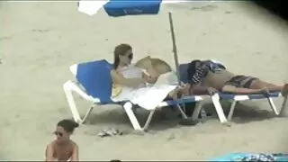 Младата брюнетка хва ...