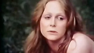 Момиче с очила смуче ...