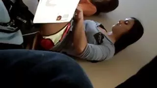 Момичето се наведе и ...