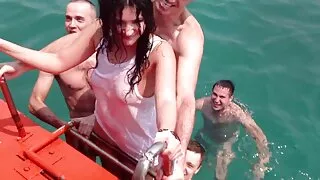 Коленичило момиче с  ...