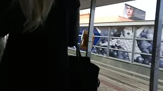 Младият мъж изчука м ...